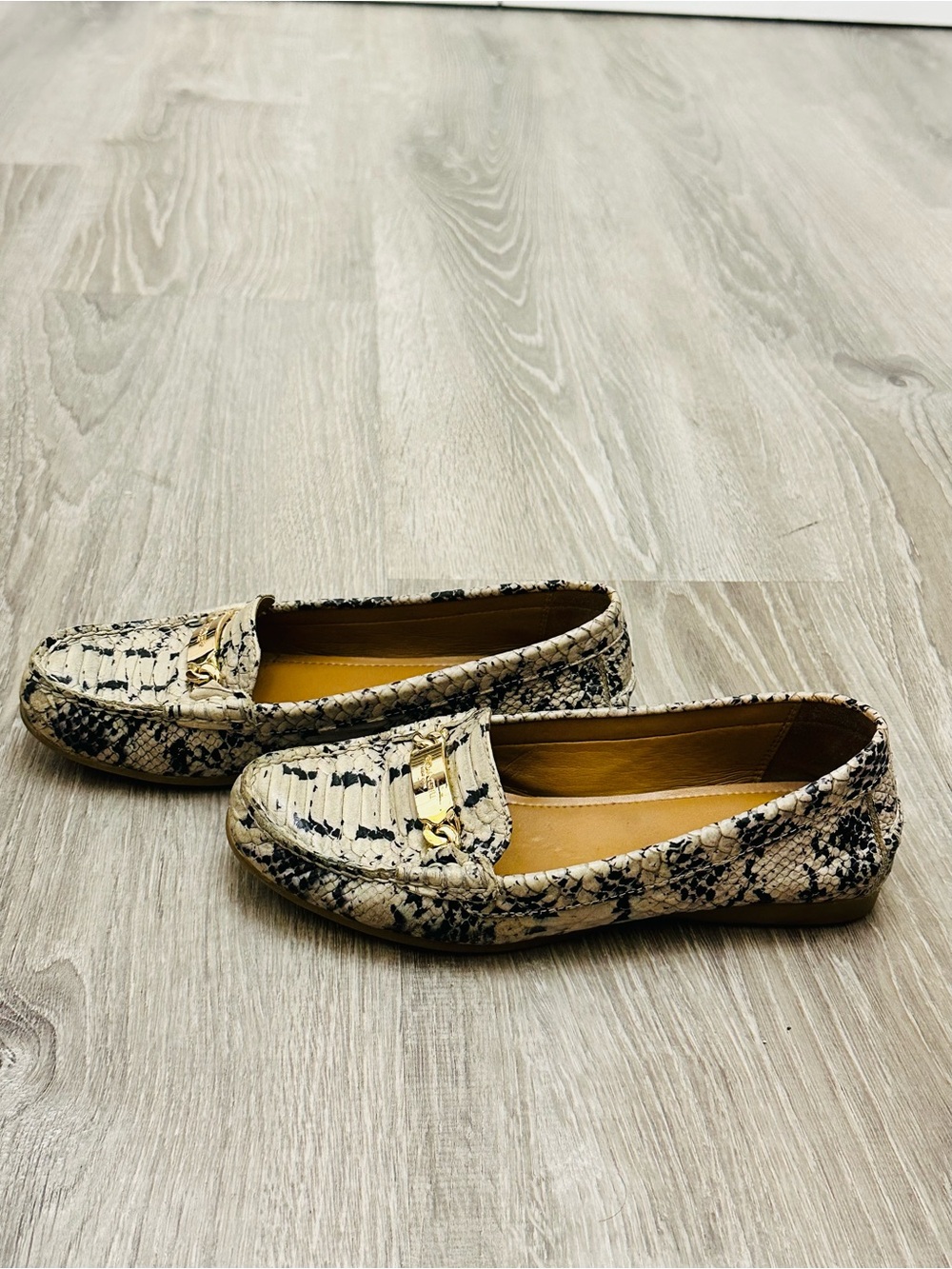 Coach Women's Beige Patterned Leather Loafers with Gold Hardware size 5.5 - Picture 3 of 9